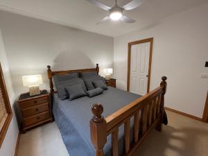 um quarto com uma cama grande e uma ventoinha de tecto em The Blue Wren Lodge 111 em Halls Gap