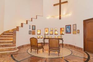una stanza con due sedie e un tavolo e scale di Villa Lorens, Astonishing Luxury Villa 10 min. from CUN Airport! a Cancún