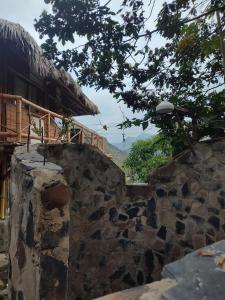 un edificio de piedra con vistas a las montañas en Colibamboo The Cabin. Cabaña elevada con mirador montaña malla y jacuzzi, en Pacho