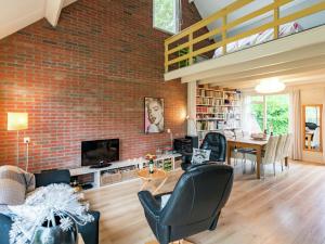 uma sala de estar com uma parede de tijolos em Cosy holiday home in Lauwersoog em Lauwersoog