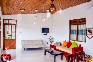 - un salon avec un canapé et une table dans l'établissement SaRu Holiday Apartment - Upto 6 Guests, à Kandy
