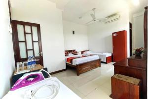 Habitación con dormitorio con cama y lavabo. en SaRu Holiday Apartment - Upto 6 Guests, en Kandy