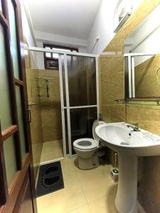 e bagno con doccia, servizi igienici e lavandino. di SaRu Holiday Apartment - Upto 6 Guests a Kandy