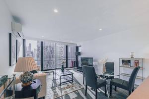 TV a/nebo společenská místnost v ubytování Chic Urban Oasis