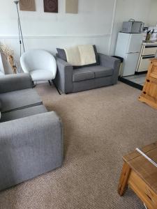 uma sala de estar com dois sofás e uma mesa em #31 Sundowner em Great Yarmouth