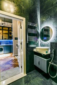Baku K NightsBridge Residance في باكو: حمام مع حوض ومرآة