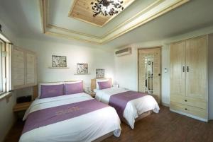 Llit o llits en una habitació de Oceanside Tourist Hotel