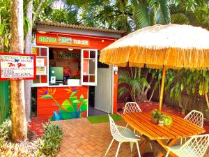 ケアンズにあるDreamtime Hostelのパティオ(テーブル、椅子付)、小屋