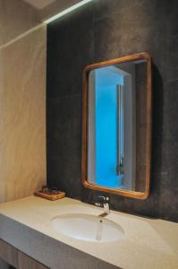 uma casa de banho com um lavatório e um espelho em Truntum Boutique Mandalika em Kuta Lombok