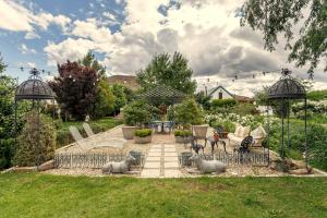 een achtertuin met een patio met twee schapenbeelden bij Oude Pastorie in Nieu-Bethesda