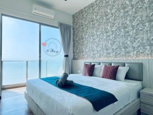 Un dormitorio con una cama con un osito de peluche. en SilverScape 4px Seaview Bathtub TVBox Games en Melaka