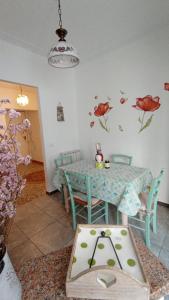 comedor con mesa, mesa y sillas en Casa di Raffi Sanremo, en San Remo