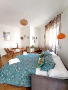 1 dormitorio con 1 cama grande con manta azul en Casa di Raffi Sanremo, en San Remo