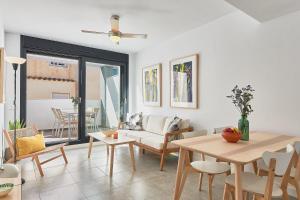 Posedenie v ubytovaní Jabega Beach Apartment in Malaga by Solaga Holiday Homes + 25 fotografií