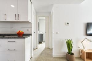 Kuchyňa alebo kuchynka v ubytovaní Jabega Beach Apartment in Malaga by Solaga Holiday Homes