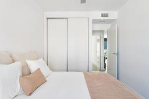Posteľ alebo postele v izbe v ubytovaní Jabega Beach Apartment in Malaga by Solaga Holiday Homes