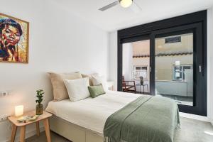 Posteľ alebo postele v izbe v ubytovaní Jabega Beach Apartment in Malaga by Solaga Holiday Homes