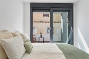 Posteľ alebo postele v izbe v ubytovaní Jabega Beach Apartment in Malaga by Solaga Holiday Homes
