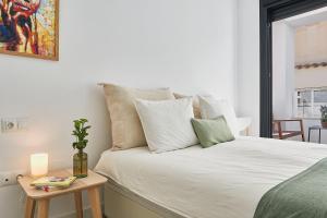 Posteľ alebo postele v izbe v ubytovaní Jabega Beach Apartment in Malaga by Solaga Holiday Homes