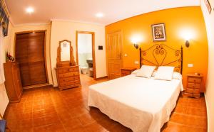 A bed or beds in a room at Hostal Guadiana
