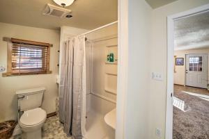 Koupelna v ubytování Sunroom, Deck and Grills Marquette Cottage! + 21 fotografií