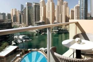 balcón con vistas al puerto y a los edificios en The Address Dubai Marina Residence, en Dubái