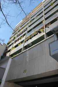 巴黎的住宿－艾菲爾格勒奈爾公寓，旁边是种盆栽植物的建筑