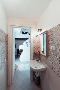 ein Bad mit einem Waschbecken und einem Spiegel in der Unterkunft Villino Tortorelli con Self Check-in in Matera