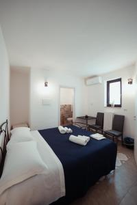 ein Schlafzimmer mit einem großen Bett mit zwei Handtüchern darauf in der Unterkunft Villino Tortorelli con Self Check-in in Matera