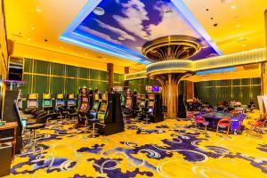 Bavet的住宿－Dynasty Casino Hotel，赌场,有一堆老虎机