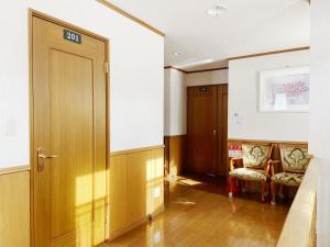 小樽的住宿－小樽錦園，走廊上的门和沙发