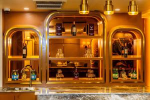 Dynasty Casino Hotel في Bavet: بار فيه ثلاث نوافذ فيه زجاجات