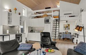 KramnitseにあるAwesome Home In Rdby With 4 Bedrooms, Sauna And Wifiのキッチン、リビングルーム(テーブル、椅子付)