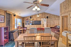 Restoranas ar kita vieta pavalgyti apgyvendinimo įstaigoje Minocqua Lakefront Cabin with Deck