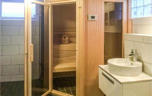La salle de bains est pourvue d'une douche et d'un lavabo. dans l'établissement Stunning Home In Tby With Kitchen, à Täby