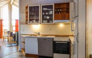 Η κουζίνα ή μικρή κουζίνα στο Beautiful Home In Otterndorf With Sauna