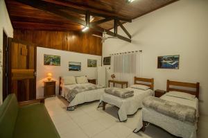 ミランダにあるÁguas do Pantanal Inn Pousadaのベッド2台とテーブルとソファのある寝室 +63枚の写真