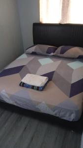 Postel nebo postele na pokoji v ubytování Homestay Budget Bukit Beruntung