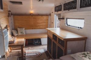 una cucina e una zona pranzo in una casetta di Caravan on Ranch a Třebívlice