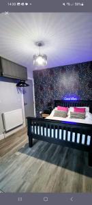 ホーシャム・セント・フェイスにあるBoutique Annexe Close To Norwich City & Airportの壁のある部屋の中に大型ベッド1台付きのベッドルーム1室があります。