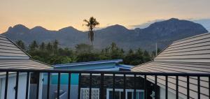 - un balcon avec vue sur les montagnes dans l'établissement Aranya pool villa, à Ban Phu Yai
