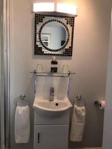 a bathroom with a sink and a mirror at High Ways House in Woolacombe +37 photos