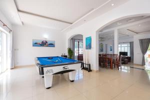 ブンタウにあるLuxury Villa Bãi Sau Near Beachのビリヤード台のあるリビングルーム
