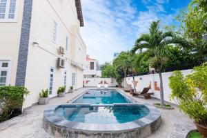 ブンタウにあるLuxury Villa Bãi Sau Near Beachの中庭のスイミングプール