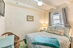 una piccola camera con letto e finestra di Waterfront Panacea Vacation Rental with Dock! a Panacea