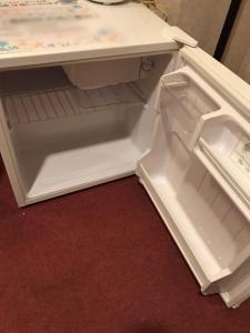 einem leeren Kühlschrank mit offener Tür auf dem Boden in der Unterkunft Kitami Daiichi Hotel - Vacation STAY 45969v in Kitami
