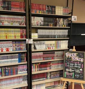 un estante de libros lleno de DVD en Kitami Daiichi Hotel - Vacation STAY 73134v, en Kitami