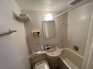 Baño pequeño con aseo y lavamanos en Kitami Daiichi Hotel - Vacation STAY 73137v en Kitami