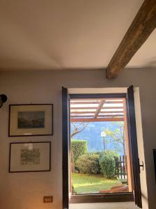 eine Tür mit Fenster in einem Zimmer in der Unterkunft Villa Giardino con pontile sul Lago D’Orta in riva in Orta San Giulio