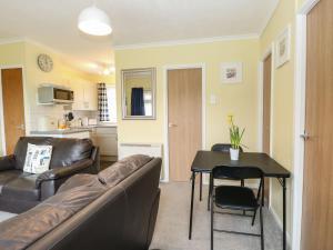 a living room with a couch and a table at 21 Siesta Mar in Mundesley